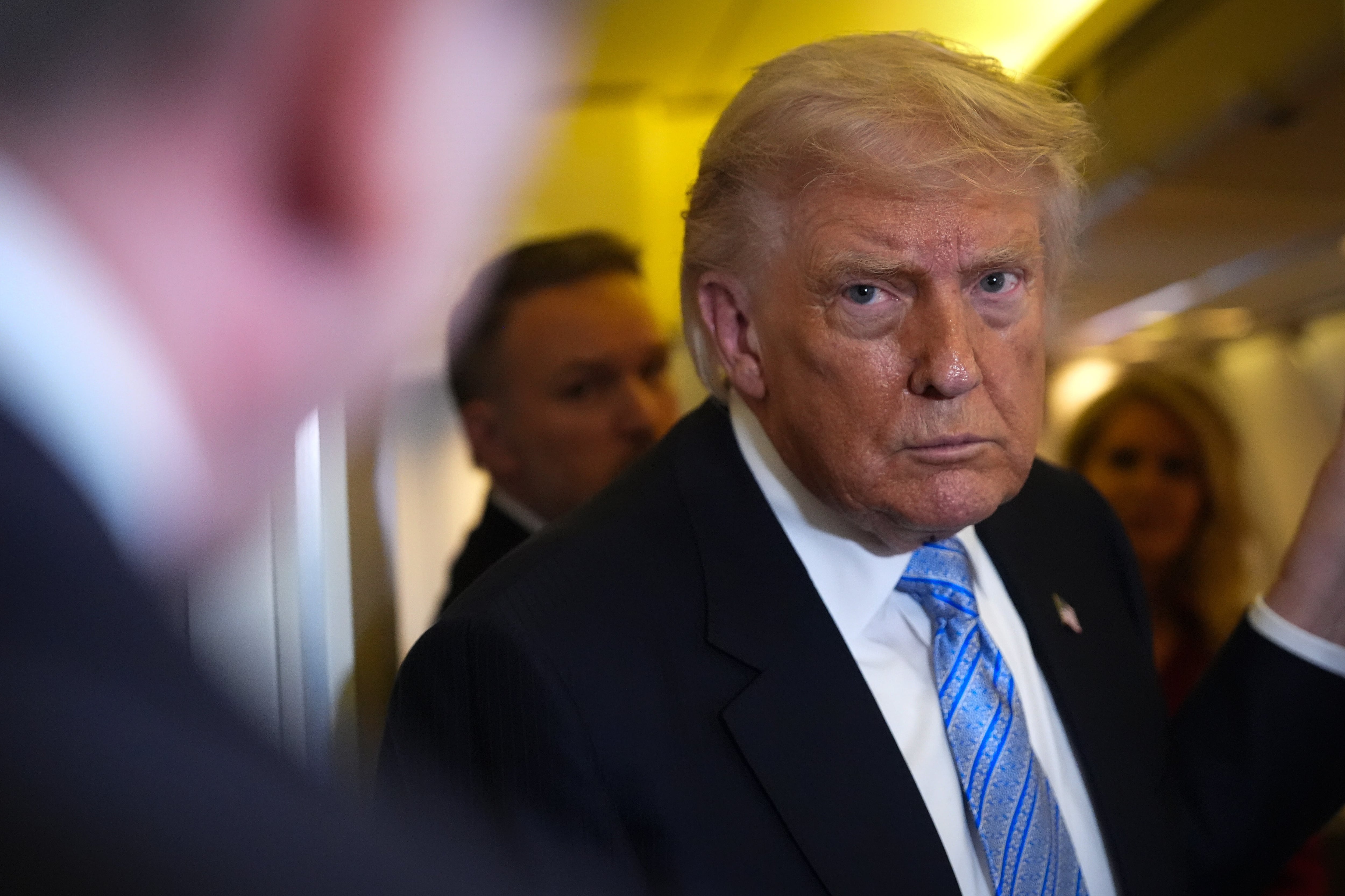 El presidente de Estados Unidos, Donald Trump, habla con reporteros a bordo del Air Force One.