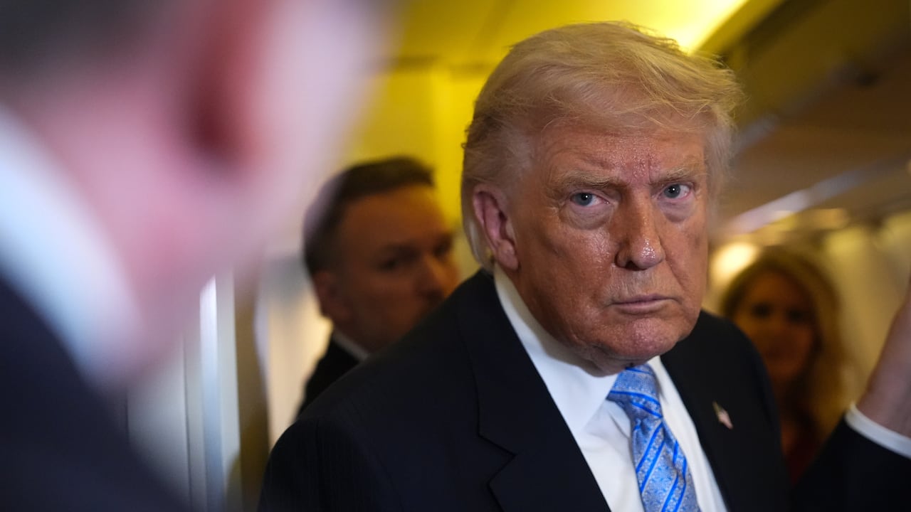 El presidente de Estados Unidos, Donald Trump, habla con reporteros a bordo del Air Force One.