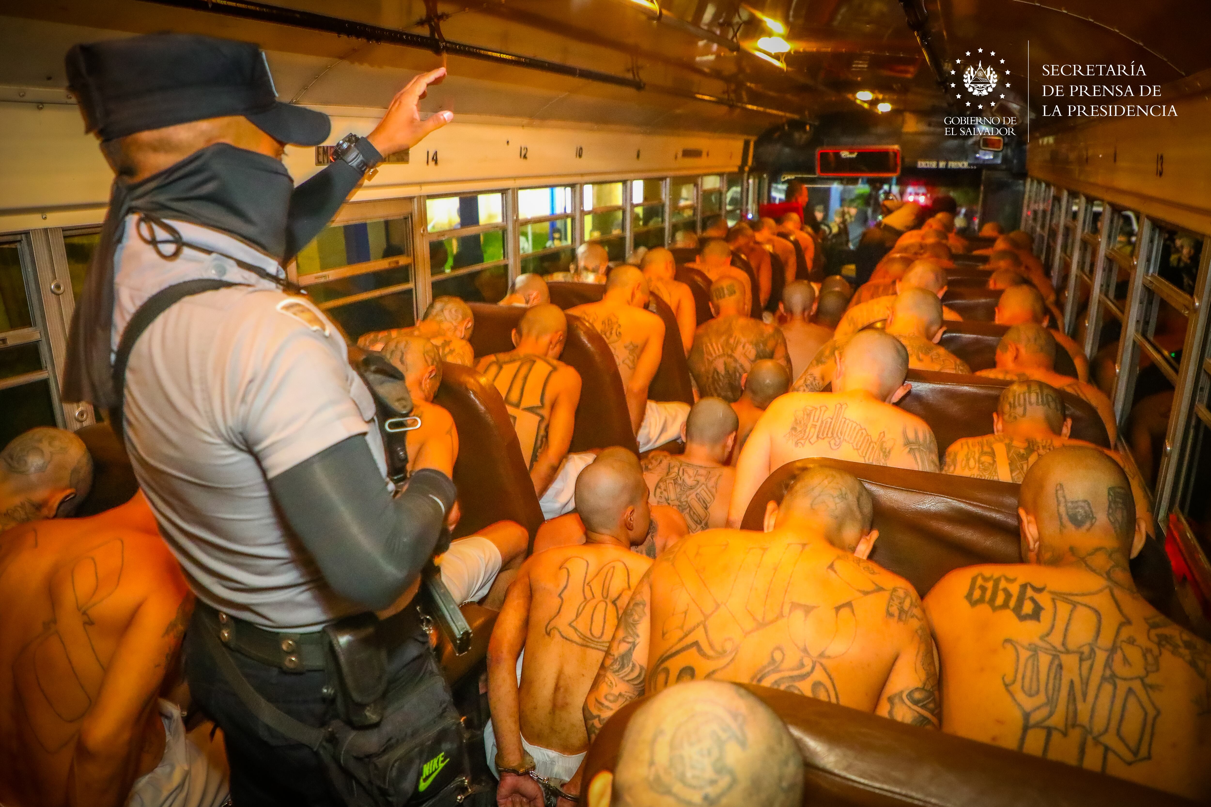 Rapados, esposados, y sin sus objetos personales: así fue el traslado de los primeros presos a super cárcel de El Salvador.