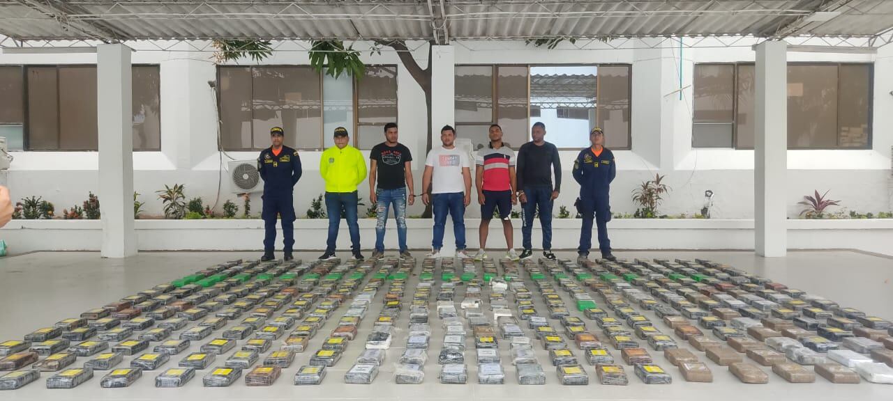 Realizando maniobras evasivas y lanzando la droga al mar, delincuentes trataron de burlar a la Armada Nacional; así fue el operativo de captura