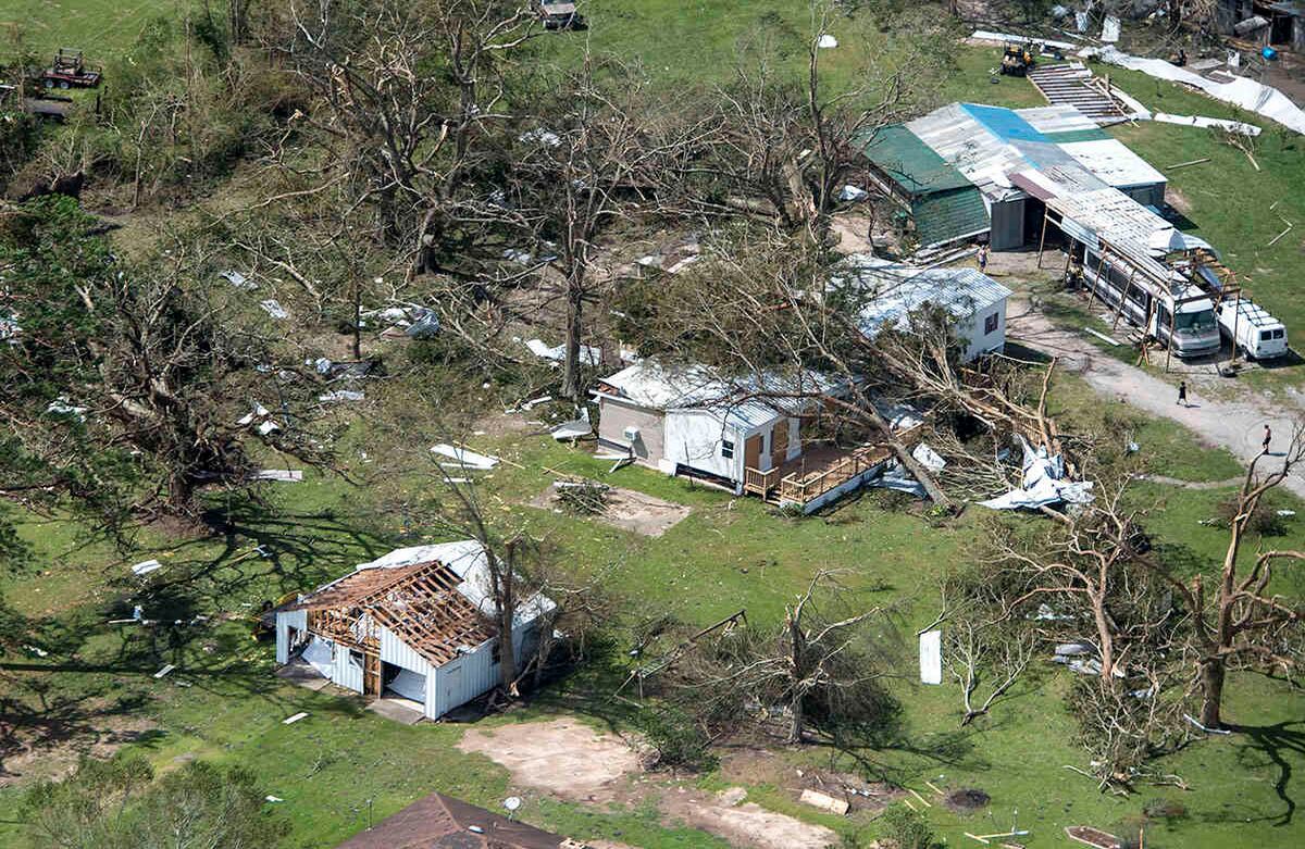 Casas y otros edificios quedaron dañados por el huracán Laura, el jueves 27 de agosto de 2020, en Lake Charles, Luisiana. Foto: Bill Feig / The Advocate vía AP