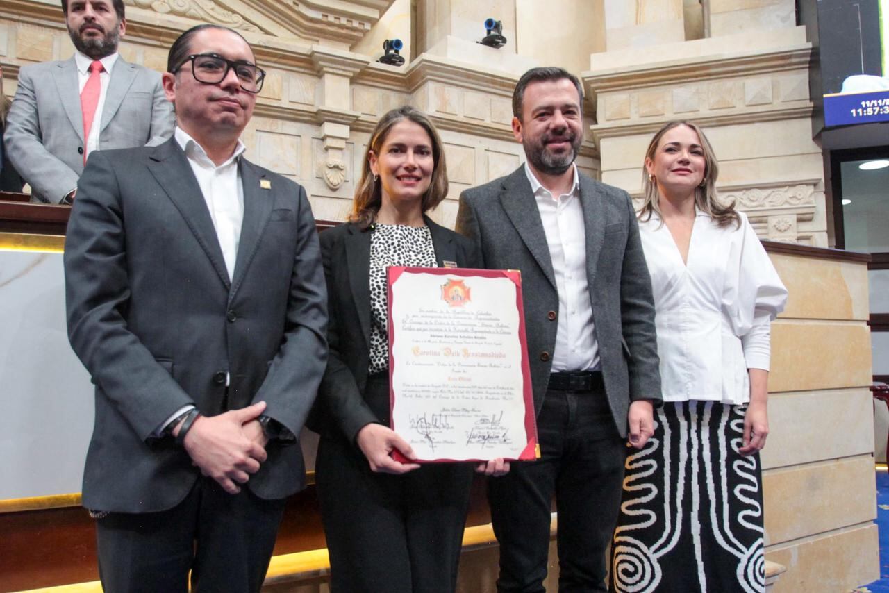 Condecoración a la primera dama de Bogotá.