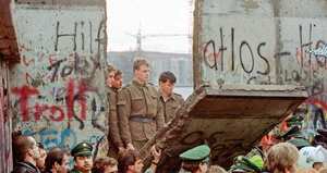 Según algunos relatos de testigos que presenciaron la caída del Muro, ni los guardias germanorientales podían creer que el mundo como lo conocían estuviera despedazándose.