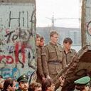 Según algunos relatos de testigos que presenciaron la caída del Muro, ni los guardias germanorientales podían creer que el mundo como lo conocían estuviera despedazándose.