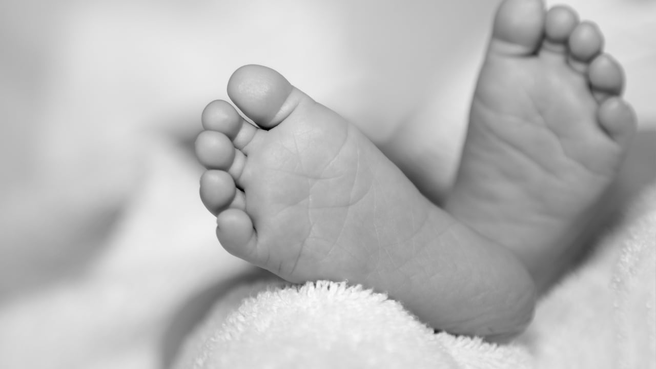 Un equipo de rescate llegó al lugar cuando fueron llamados por los cuidadores de la guardería, encontraron que uno de los niños había sufrido de un paro cardiaco.