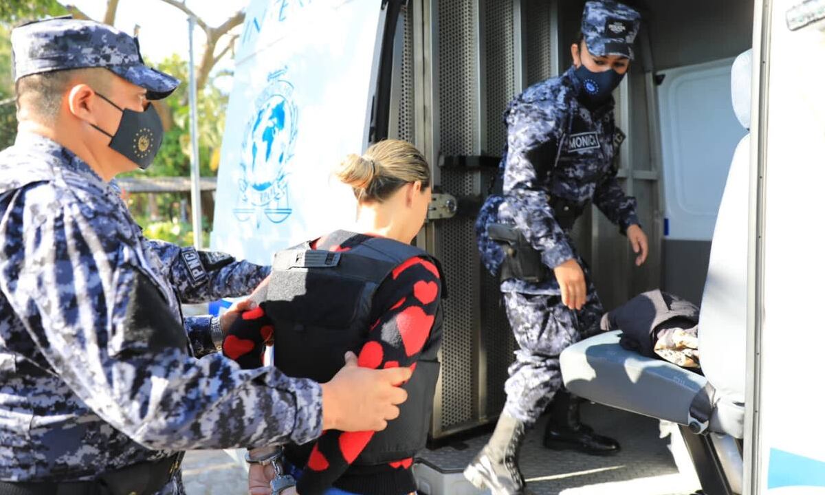 Interpol El Salvador entrega a Margareth Chacón a las autoridades colombianas para ser trasladada a nuestro país. La mujer es pieza clave en investigación por asesinato del fiscal paraguayo Marcelo Pecci.