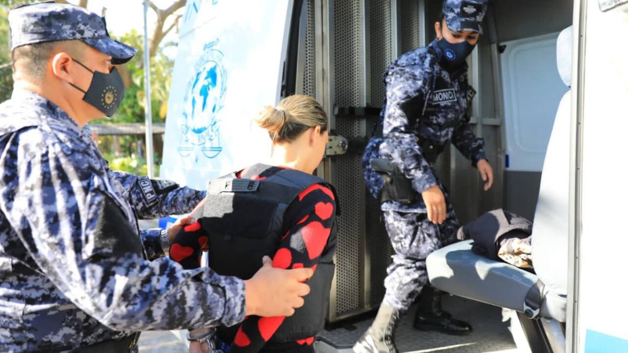 Interpol El Salvador entrega a Margareth Chacón a las autoridades colombianas para ser trasladada a nuestro país. La mujer es pieza clave en investigación por asesinato del fiscal paraguayo Marcelo Pecci.