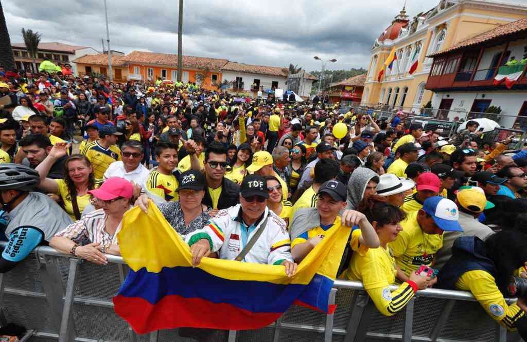 En el momento en el que Héctor Urrego, presentador el evento, nombró a Nairo Quintana, todo el pueblo zipaquireño respondió con una ovación al boyacense. Foto: León Darío Peláez / SEMANA