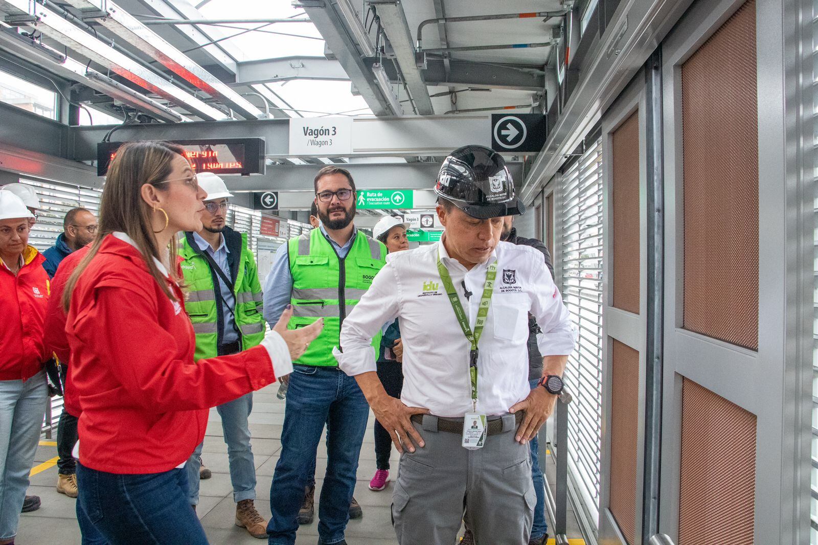 Gerente de TransMilenio, María Fernanda Ortiz Carvajal, y el director del Instituto de Desarrollo Urbano (IDU), Orlando Molano