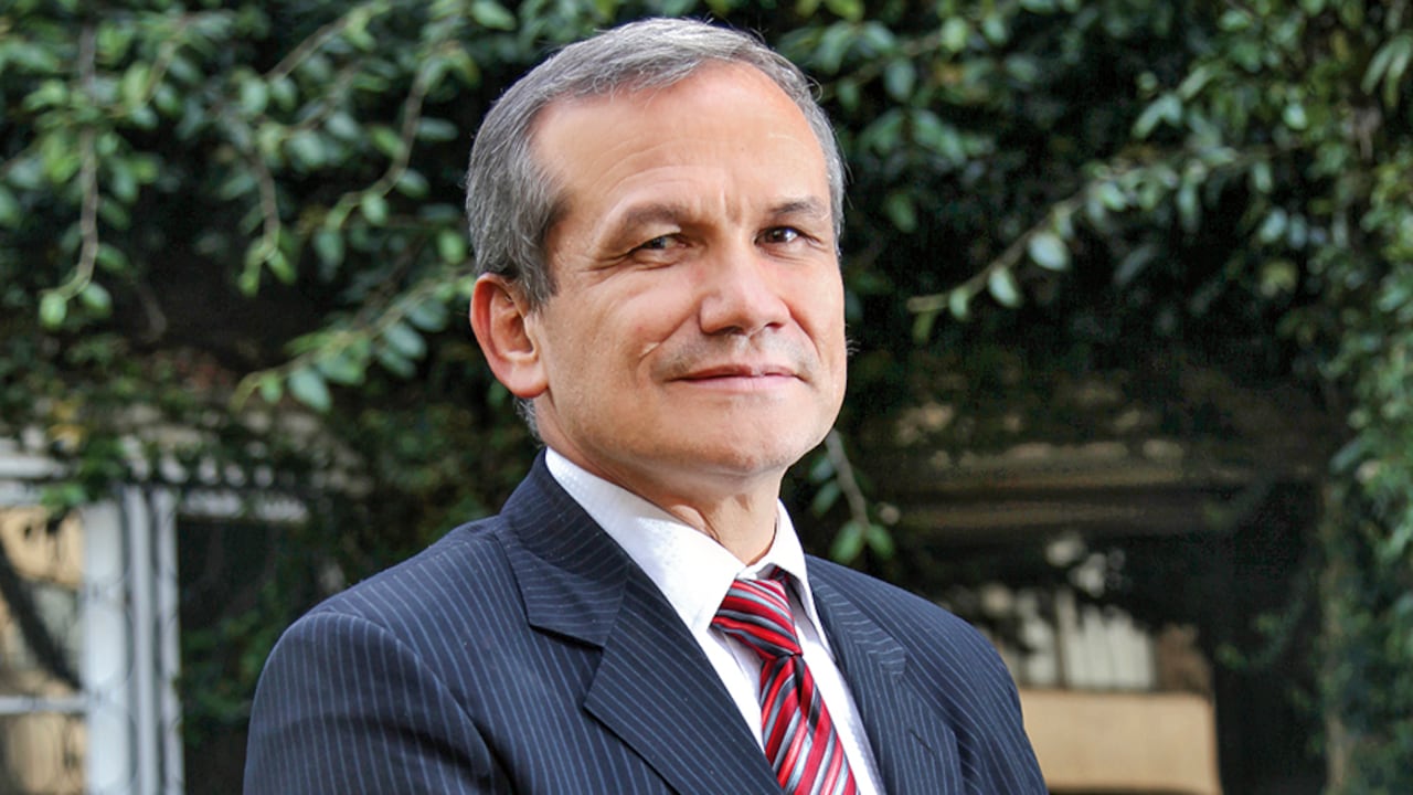 El copresidente de la Alianza Verde, Carlos Ramón González, lleva al Dapre.