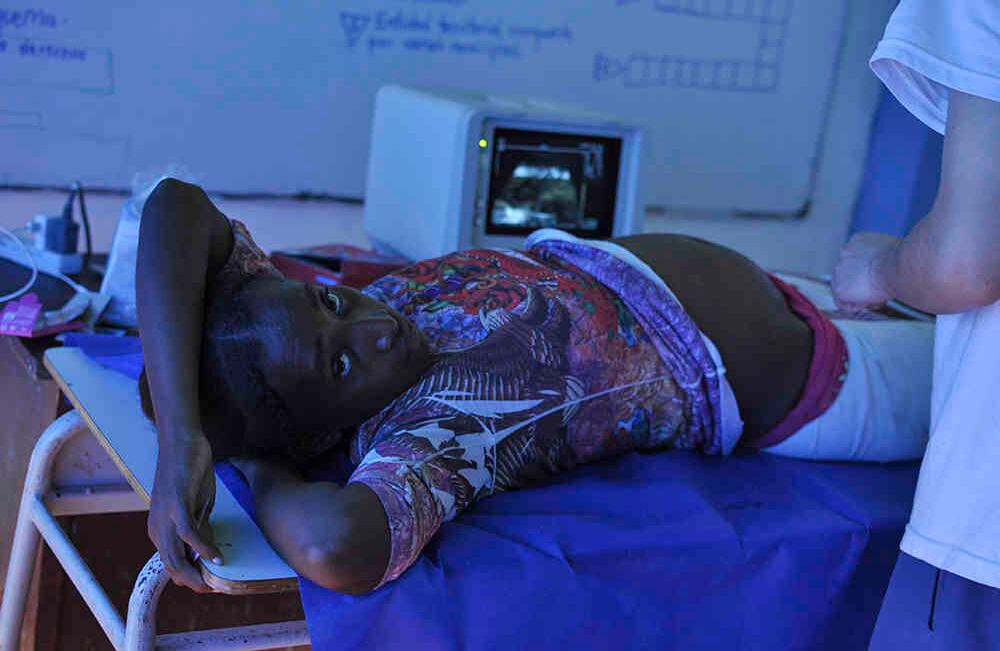 Muchas madres en Tumaco realizaron por primera vez una ecografía para conocer el estado de su embarazo. Esta madre se entera que tendrá gemelos lo cual le causa con preocupación. Foto: Danilo Canguçu