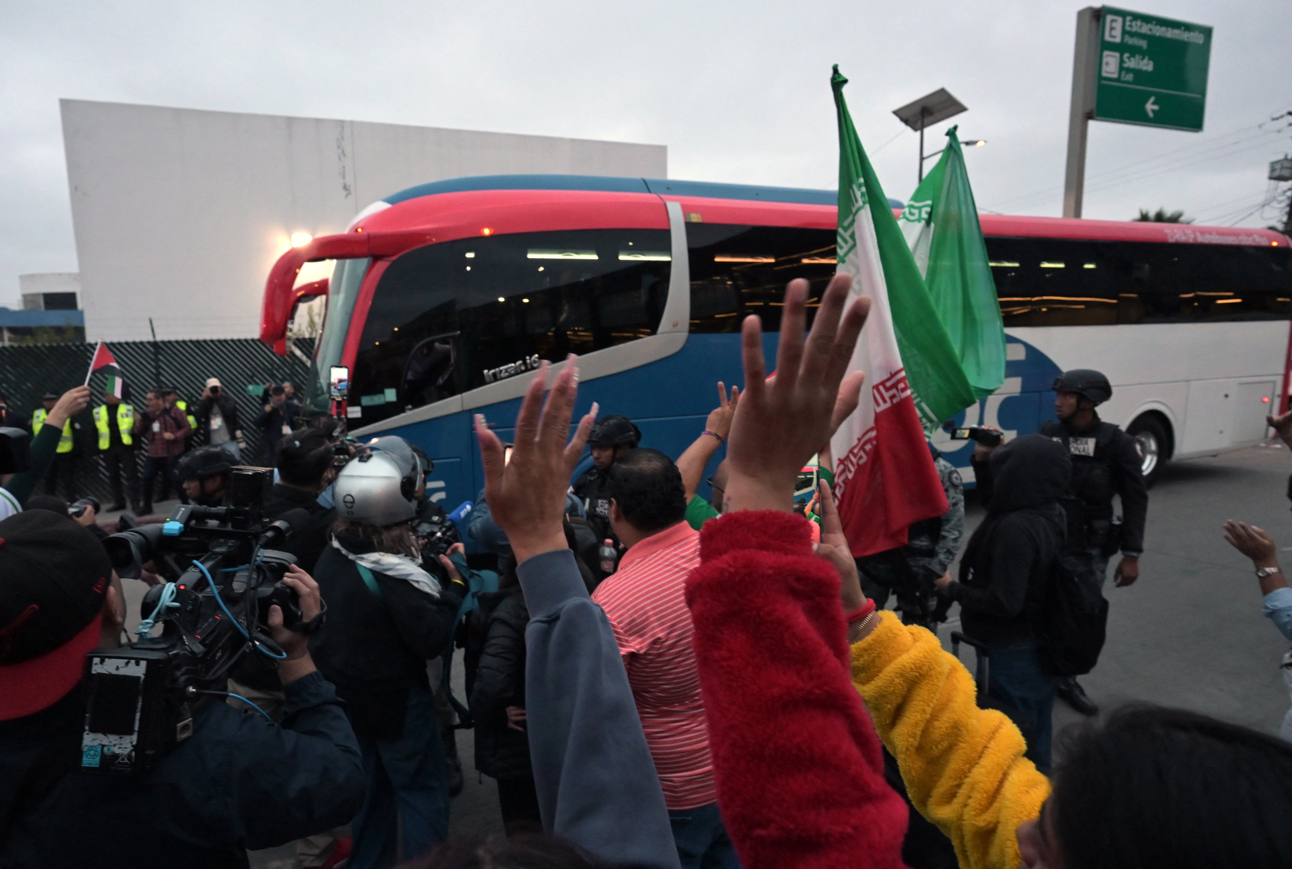 Este es el momento en el que los jugadores son trasladados en el bus después de llegar a México.