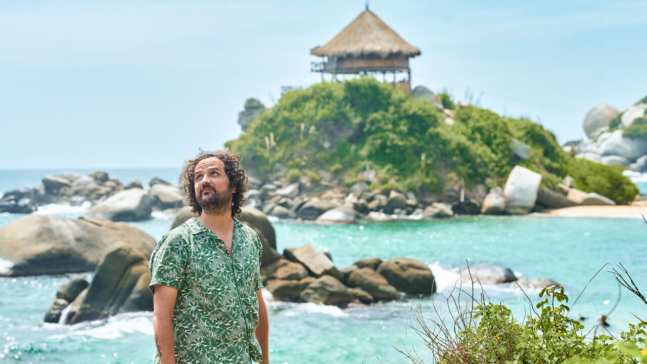 Turista en Cabo San Juan en el Parque Nacional Tayrona en Colombia
