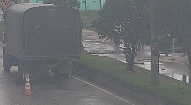 Camiónvarado en la localidad de Kennedy en la Av. Cali con calle 13A, sentido Norte - Sur. Unidades de Tránsito y asistencia de grúa asignadas.