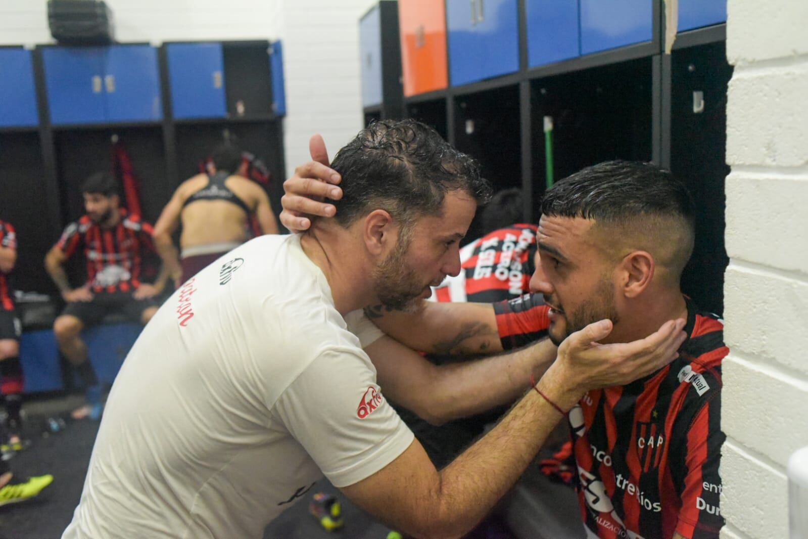 De Paoli felicitando a sus jugadores en el vestuario del Atanasio Girardot