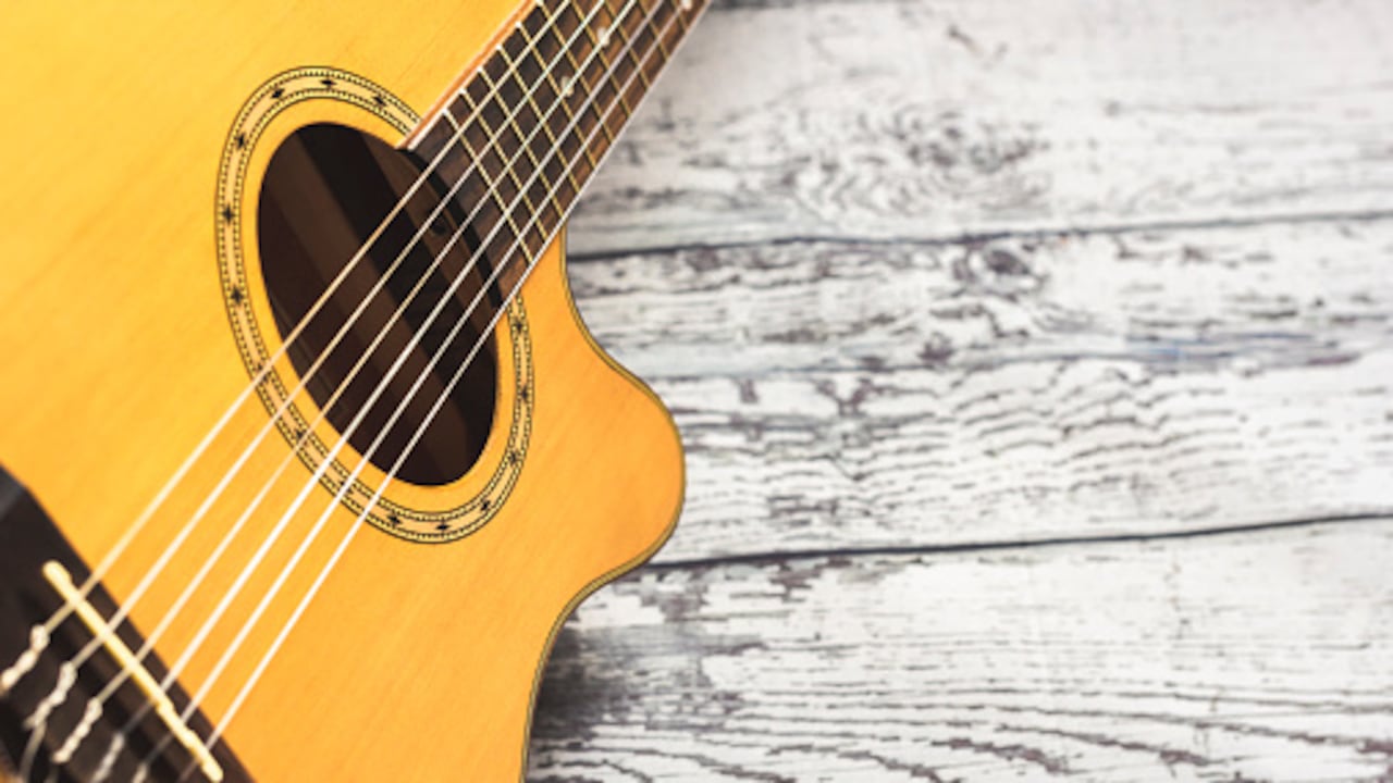 El bolero, interpretado por instrumentos de cuerda, nació en Cuba y México.