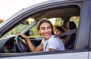 En Colombia, viajar por carretera sigue siendo una alternativa muy popular. Por eso es clave tener acceso a servicios esenciales como cajeros automáticos en los principales corredores viales.