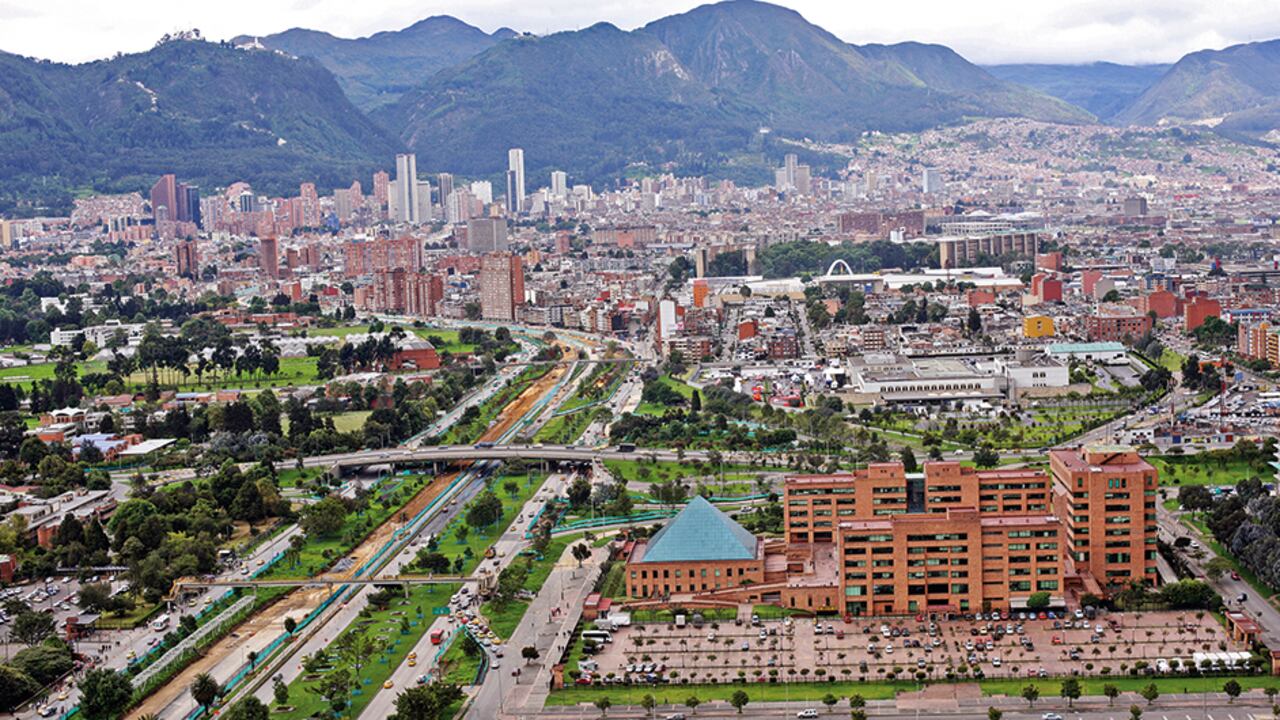 En primer plano, la moderna sede de la Gobernación de Cundinamarca, situada en la avenida 26 n.º 51-53 en Bogotá.