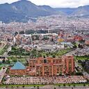 En primer plano, la moderna sede de la Gobernación de Cundinamarca, situada en la avenida 26 n.º 51-53 en Bogotá.