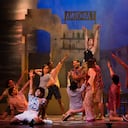 El show cuenta con 30 artistas en escena, 8 músicos y 90 personas de staff técnico.