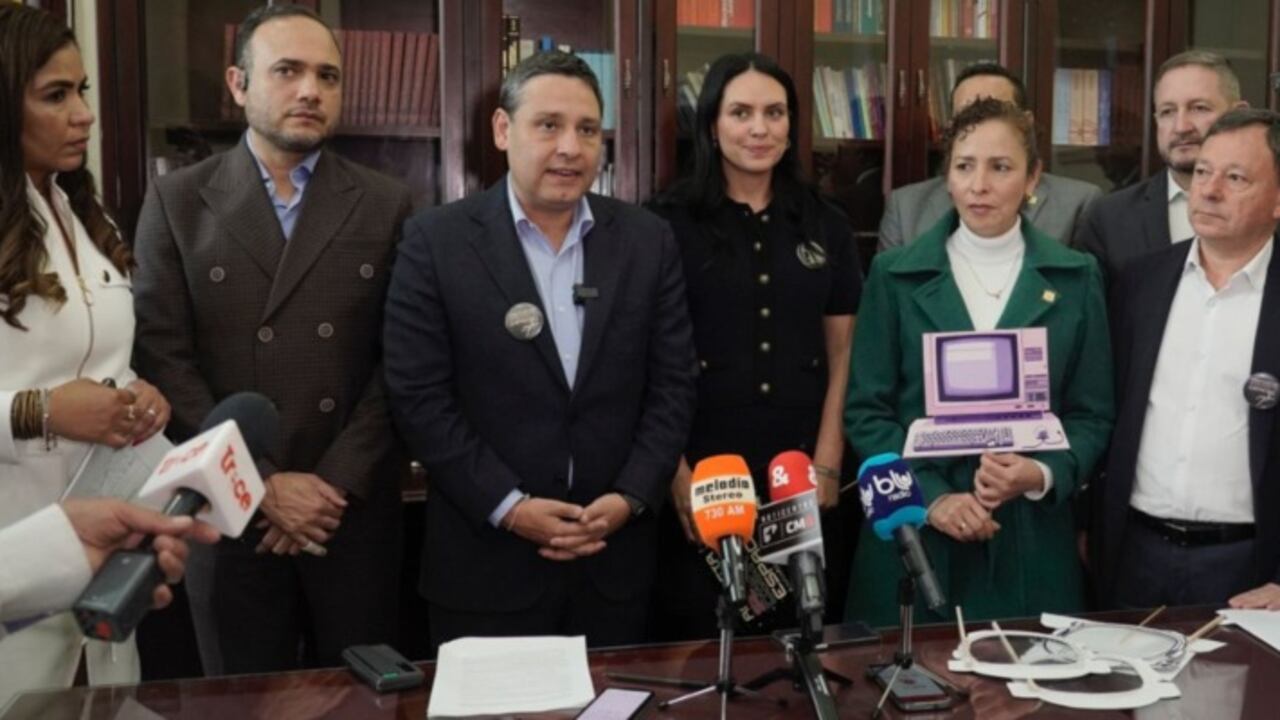 El ministro de las TIC Mauricio Lizcano durante la radicación del proyecto