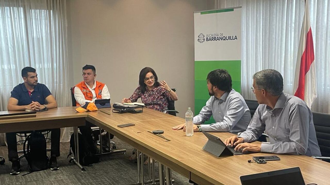 Autoridades en Barranquilla durante el Comité de Riesgo por la ola invernal.