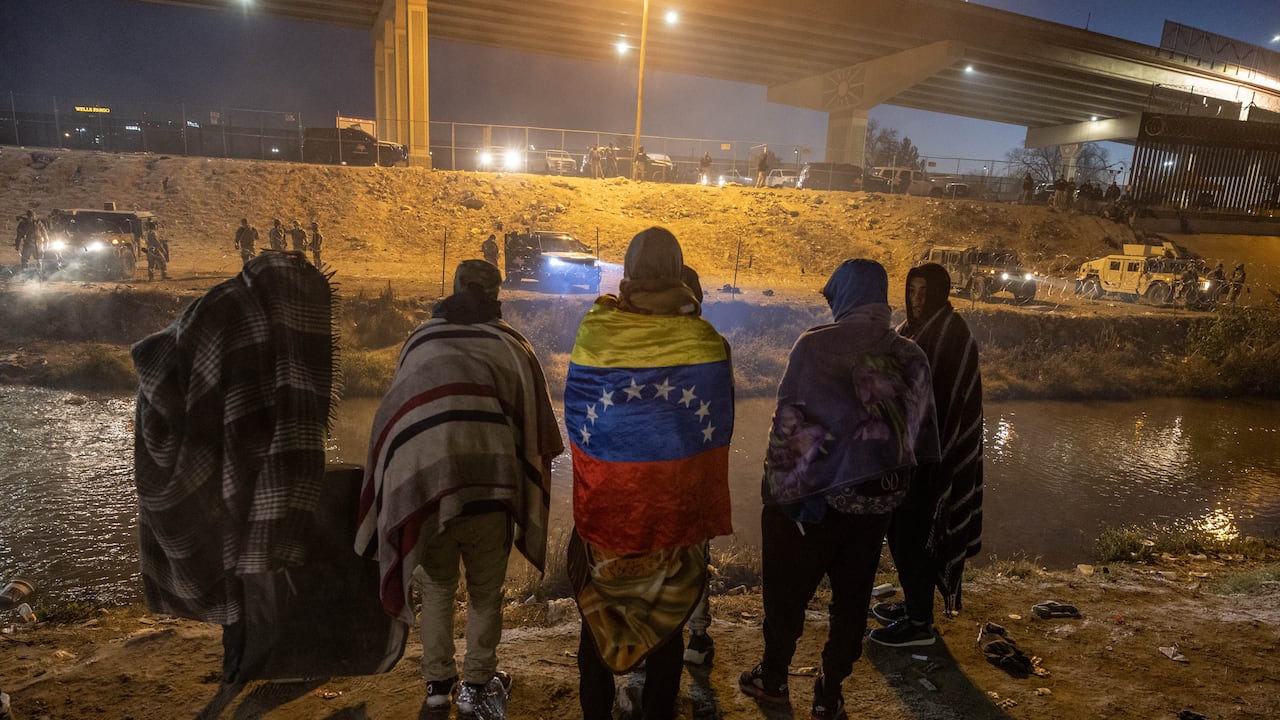 Miles de migrantes venezolanos llegan a Estados Unidos indocumentados, exponiéndose a tratos crueles.