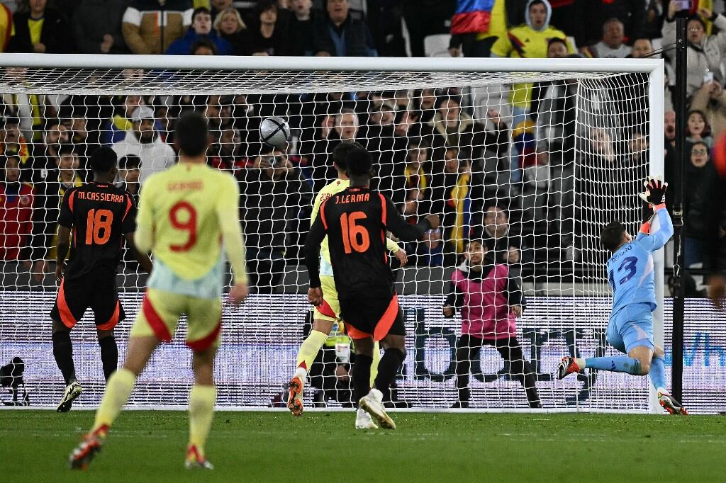 El portero español #13 Alejandro Remiro no logra evitar el gol de Colombia durante el partido amistoso internacional de fútbol entre España y Colombia en el London Stadium en el este de Londres el 22 de marzo de 2024. (Foto de Ben Stansall / AFP)