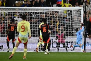 El portero español #13 Alejandro Remiro no logra evitar el gol de Colombia durante el partido amistoso internacional de fútbol entre España y Colombia en el London Stadium en el este de Londres el 22 de marzo de 2024. (Foto de Ben Stansall / AFP)