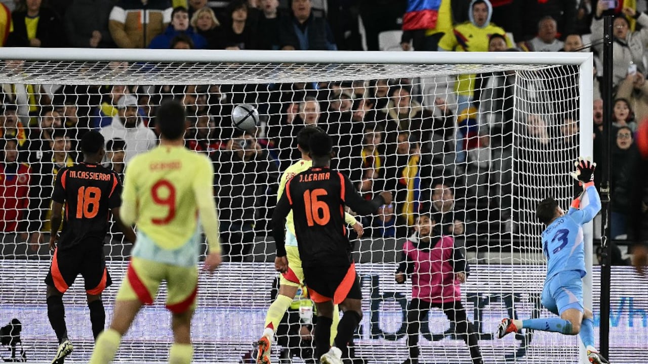 El portero español #13 Alejandro Remiro no logra evitar el gol de Colombia durante el partido amistoso internacional de fútbol entre España y Colombia en el London Stadium en el este de Londres el 22 de marzo de 2024. (Foto de Ben Stansall / AFP)
