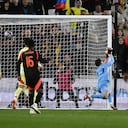 El portero español #13 Alejandro Remiro no logra evitar el gol de Colombia durante el partido amistoso internacional de fútbol entre España y Colombia en el London Stadium en el este de Londres el 22 de marzo de 2024. (Foto de Ben Stansall / AFP)