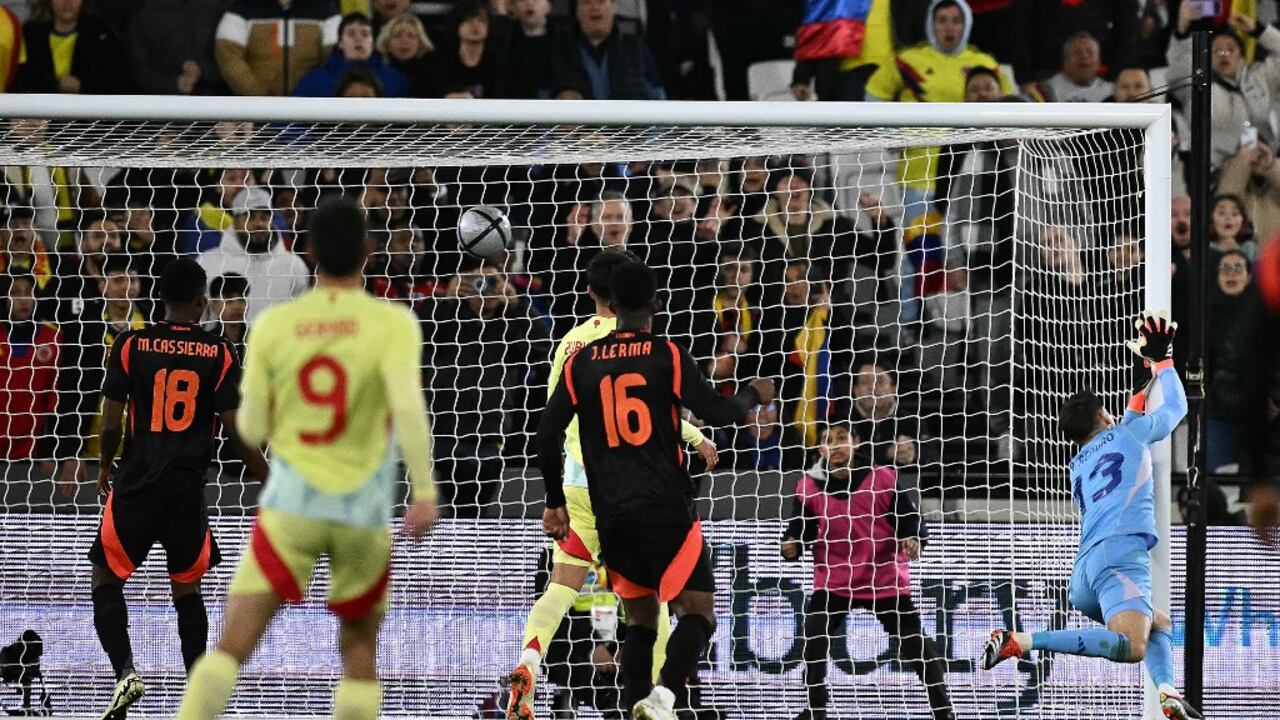 El portero español #13 Alejandro Remiro no logra evitar el gol de Colombia durante el partido amistoso internacional de fútbol entre España y Colombia en el London Stadium en el este de Londres el 22 de marzo de 2024. (Foto de Ben Stansall / AFP)
