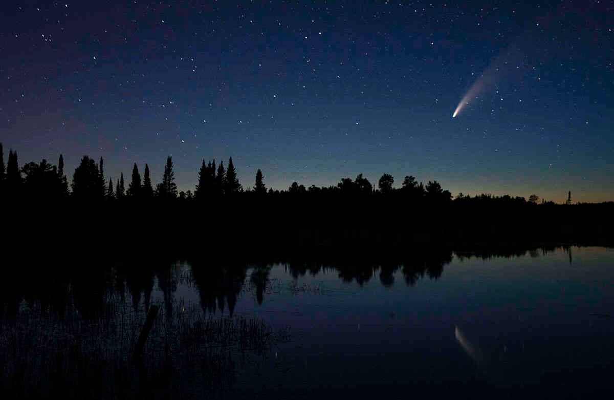 El cometa Neowise cruza el cielo nocturno sobre Wolf Lake en Brimson, Minnesota, el martes noche, 14 de julio de 2020/ Foto:  Alex Kormann/Star Tribune vía AP