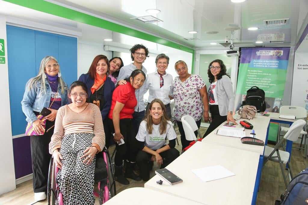 En las Manzanas del Cuidado, las mujeres y hombres cuidadores, así como sus familias, pueden disfrutar y darse tiempo con servicios gratuitos donde pueden estudiar, emprender, ejercitarse, descansar y cuidarse.