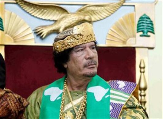 Según The New York Times, los cables describen a Muamar Gadafi "como un hipocondríaco que teme volar sobre el agua y que con frecuencia ayuna los lunes y los jueves". 