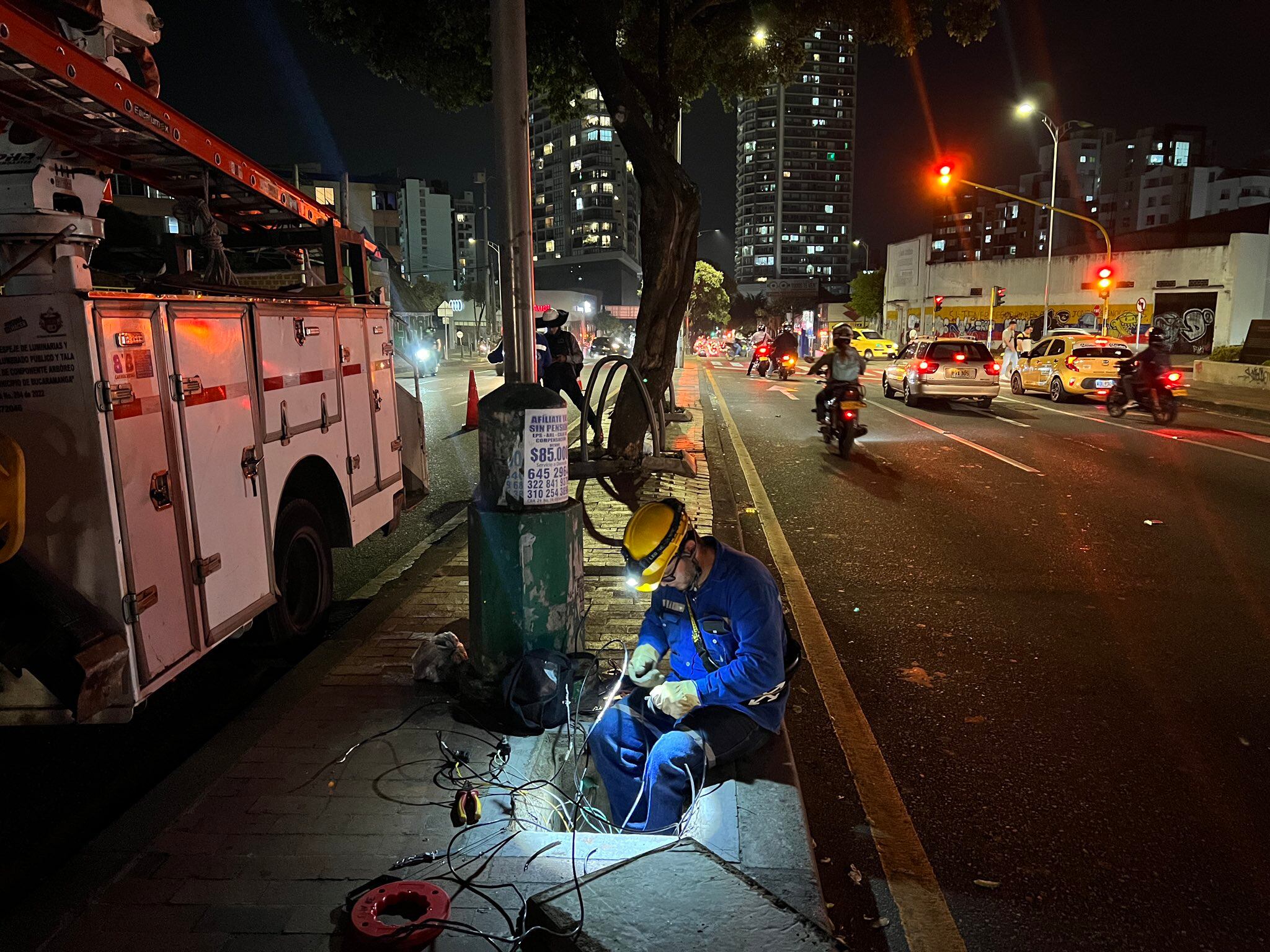 Según el alcalde la oposición estaría dañando el alumbrado público.
