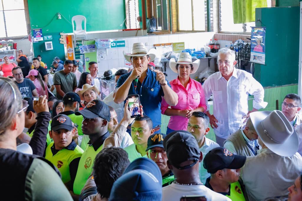 Alirio Barrera, Marisela Duarte y el expresidente Álvaro Uribe en Casanare.