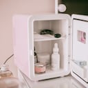 Razones por las que el maquillaje y los productos de skincare se deben guardar en la nevera.