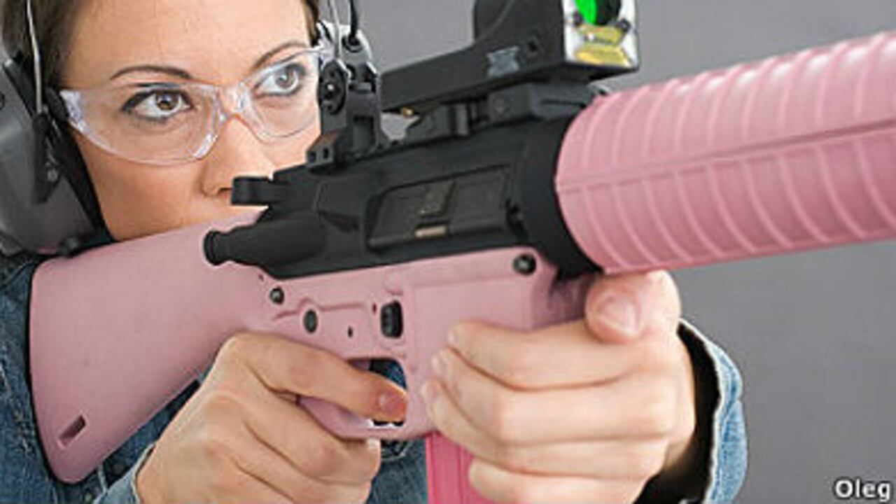 El que sea mujer y use armas no quiere decir que no sea femenina", asegura Gabby Franco, instructora de tiro.