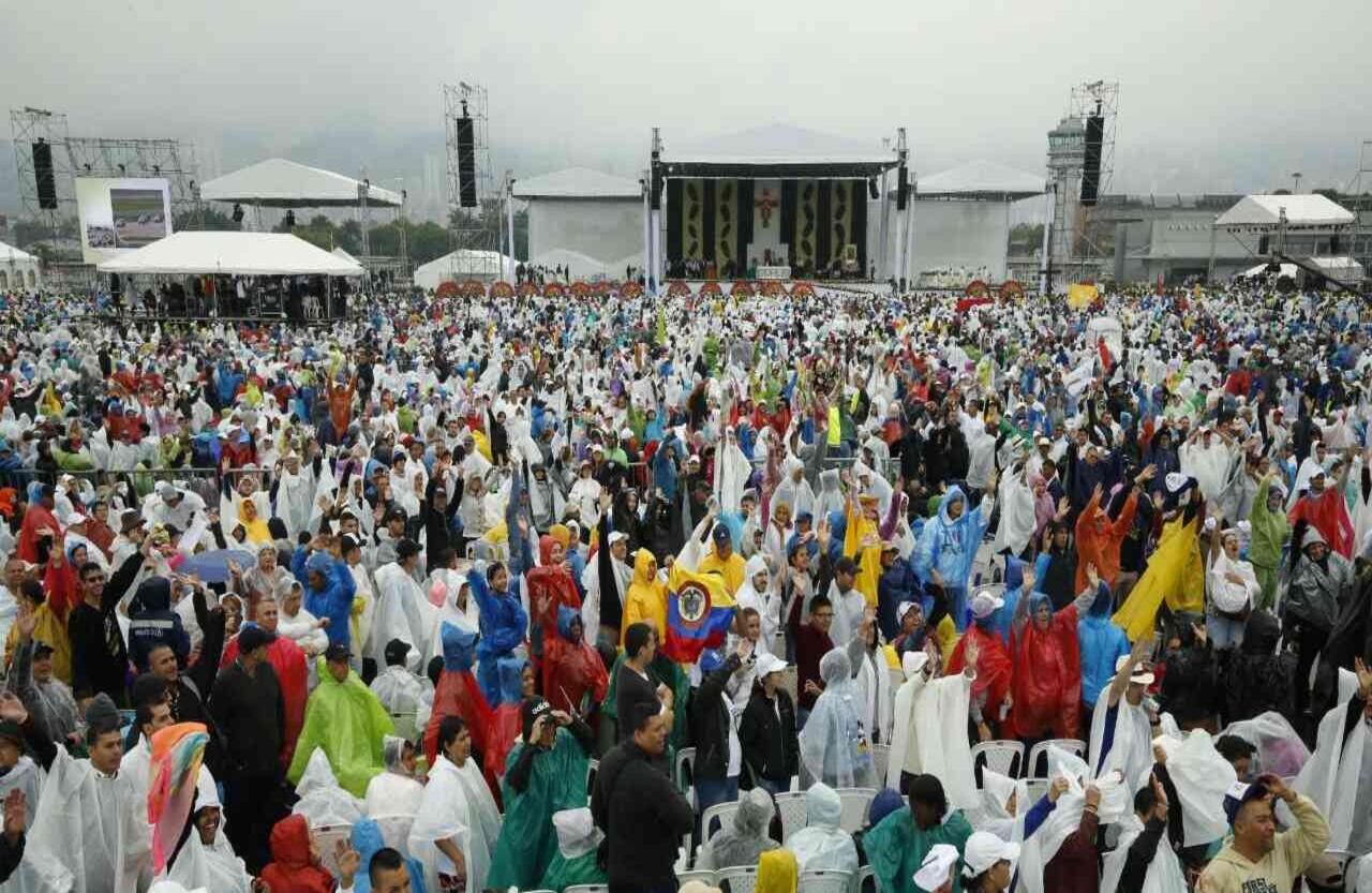 Fieles en el Aeropuerto Enrique Olaya Herrera. Foto: Guillermo Torres// SEMANA. 