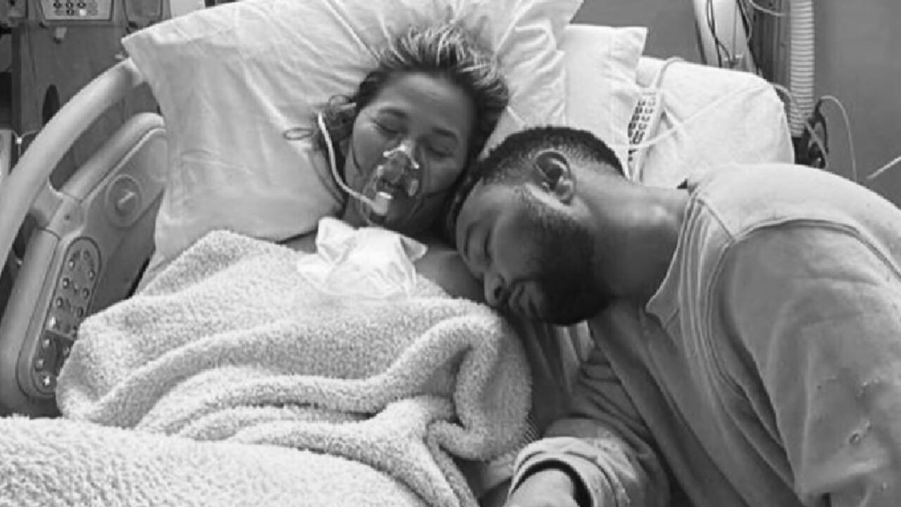 Chrissy Teigen y John Legend tras perder a su bebé.