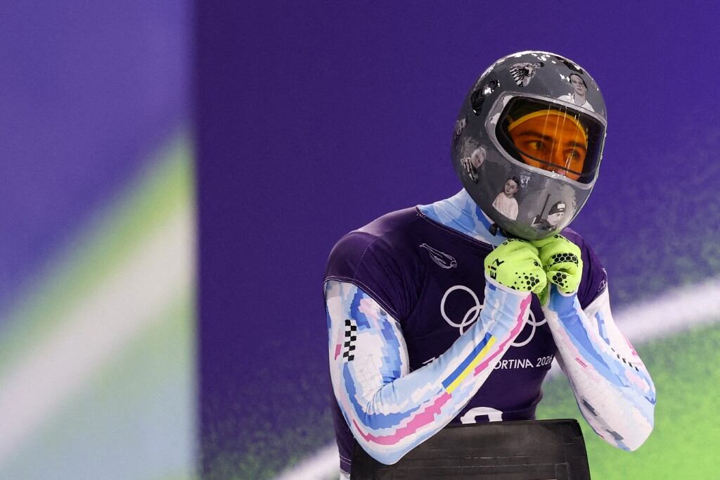 Al atleta esqueleto ucraniano Vladyslav Heraskevych se le prohibió participar en los Juegos Olímpicos de Invierno después de usar repetidamente un casco que mostraba imágenes de atletas que murieron durante la invasión rusa de Ucrania. CORTINA D'AMPEZZO, ITALIA - 10 DE FEBRERO: Vladyslav Heraskevych del equipo de Ucrania se prepara para correr durante el entrenamiento masculino Heat 4 en el cuarto día de los Juegos Olímpicos de Invierno Milano Cortina 2026 en Cortina Sliding Center el 10 de febrero de 2026 en Cortina d'Ampezzo, Italia