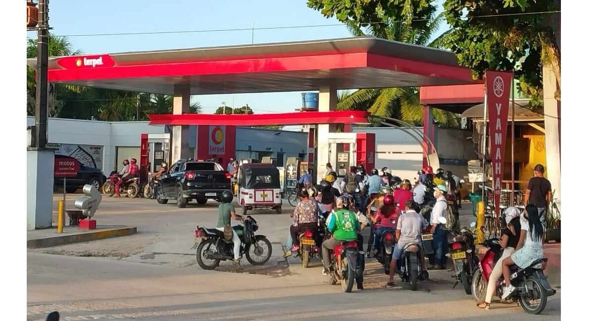 Para optiminzar el poco combustible que llega a Leticia, se implementó un pico y placa para tanquear en las estaciones de servicio. Foto: Facebook @DaneouOficial