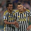 Juan Guillermo Cuadrado y Ángel Di María, en partido con la Juventus.