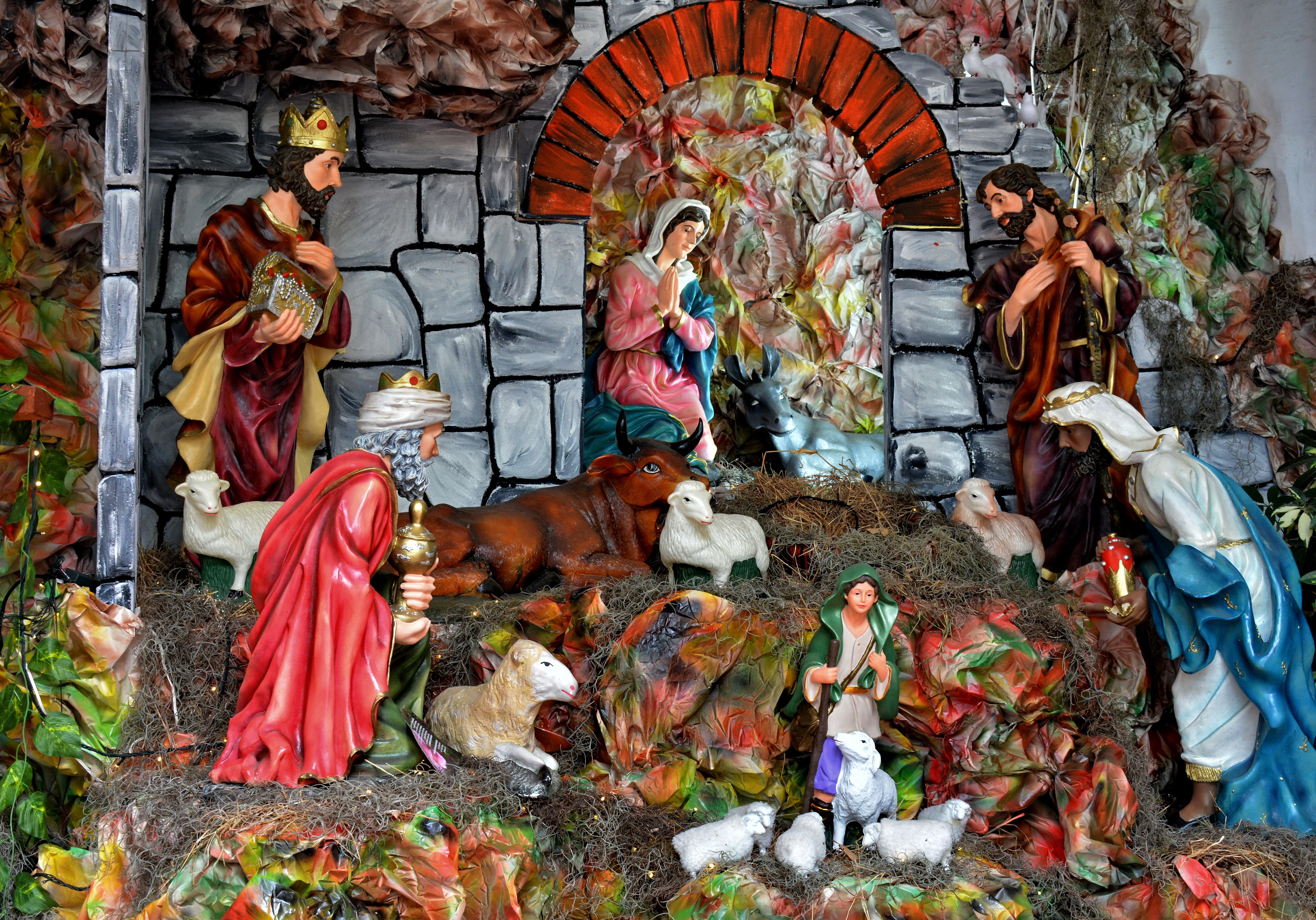 Estos son algunos de los pesebres de la tradición católica, que fue inventada por San Francisco de Asís, el santo de la humildad y de la pobreza, en la Navidad de 1223, en el pueblo de Greccio, Italia. Fue San Francisco de Asís el que recreó el nacimiento de Jesús narrado en la Biblia. En un pesebre, reunió a gente del pueblo y a animales. Así yació el primer pesebre en la historia.