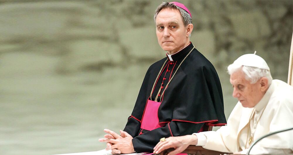 Georg Gänswein fue la sombra del papa Benedicto por años. Le dicen el George Clooney del Vaticano. Benedicto XVI siempre vio con recelo el papado de Francisco.