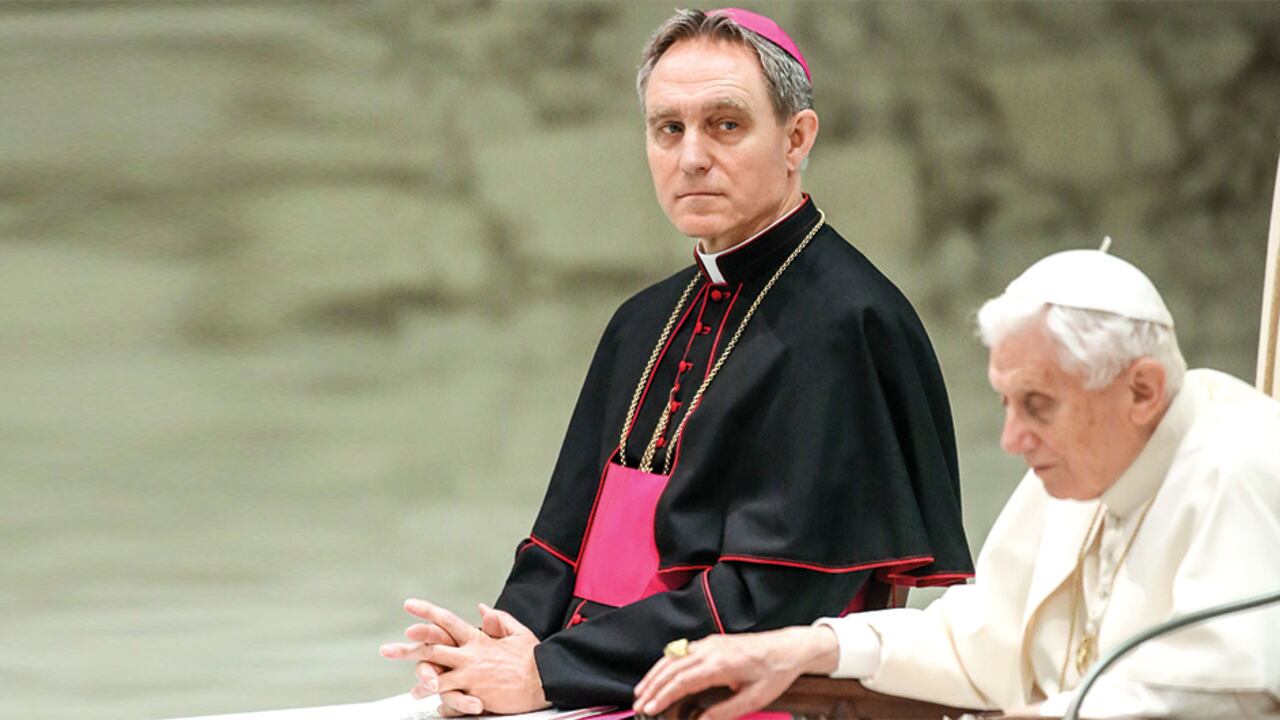 Georg Gänswein fue la sombra del papa Benedicto por años. Le dicen el George Clooney del Vaticano. Benedicto XVI siempre vio con recelo el papado de Francisco.