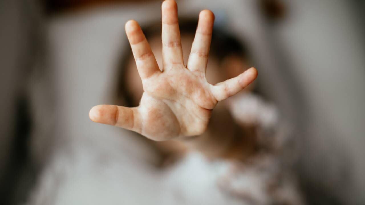 El video muestra a un estudiante de un curso superior golpeando a un joven que ni siquiera logra defenderse.