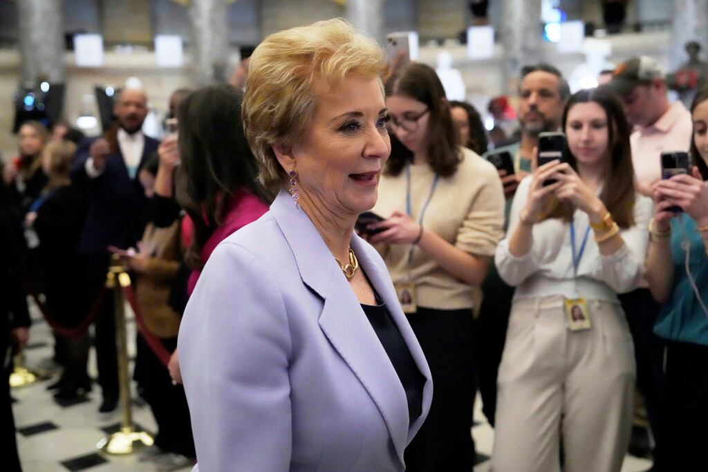 La secretaria de Educación, Linda McMahon, llega antes de que el presidente Donald Trump se dirija a una sesión conjunta del Congreso en el Capitolio de Washington, el martes 4 de marzo de 2025. (Foto AP/Ben Curtis)