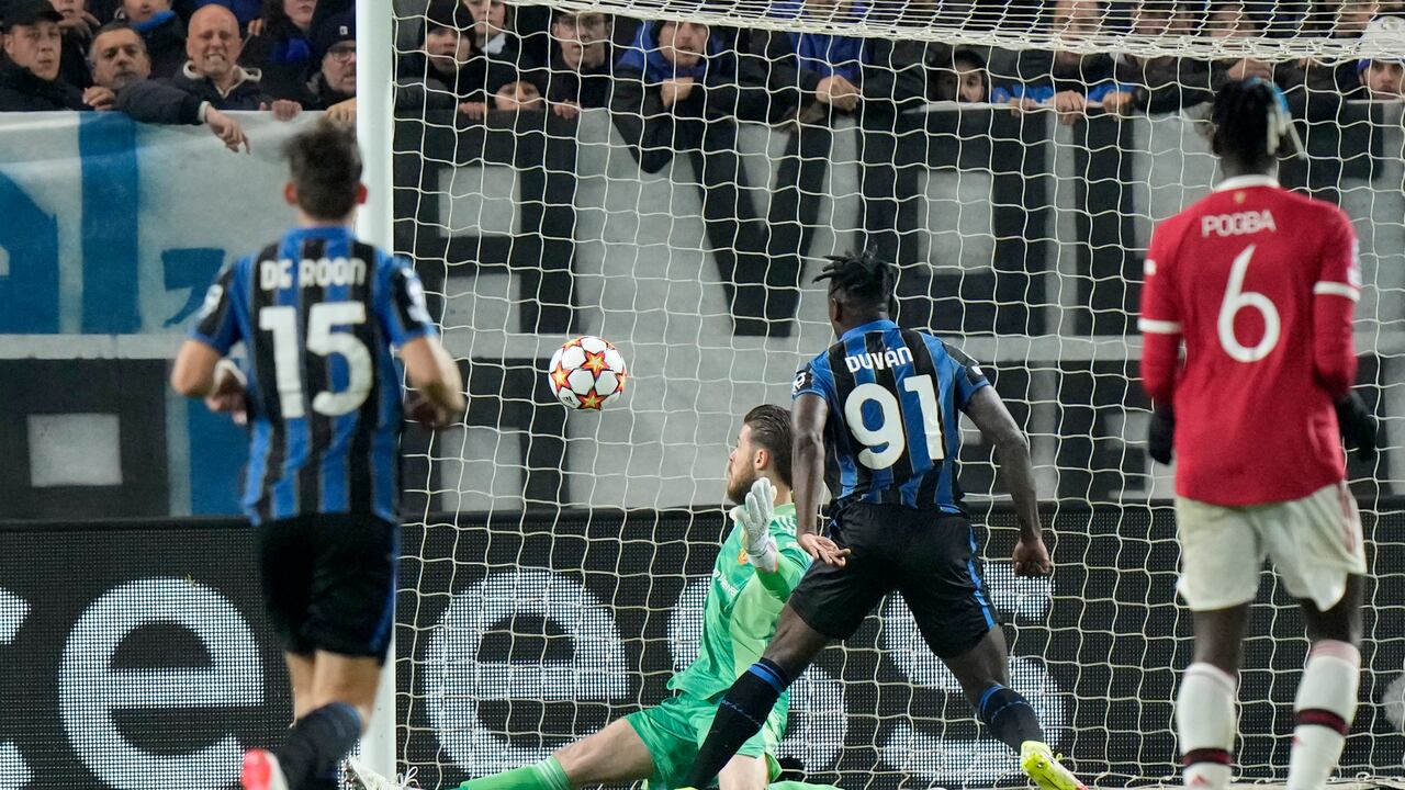 Atalanta's Duvan Zapata, 2nd right, scores his side's second goal during the Champions League group F soccer match between Atalanta and Manchester United, at the Stadio di Bergamo, in Bergamo, Italy, Tuesday, Nov. 2, 2021. (AP Photo/Luca Bruno)